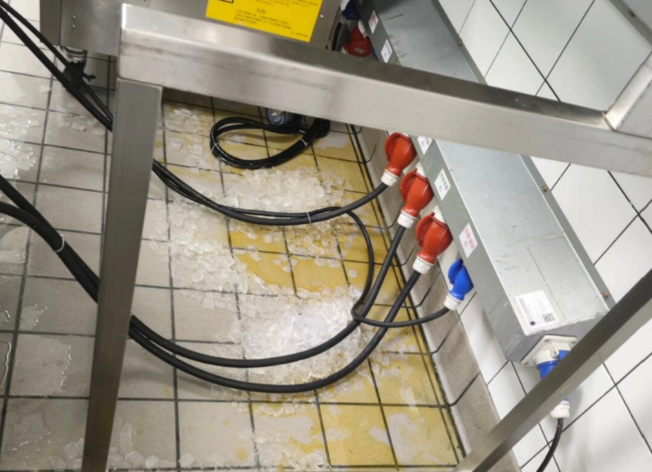 CEE industrial plugs and sockets used in wet outdoor power environments