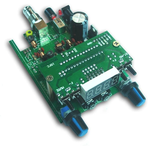 Elecbee 15F200MB BH1415F 0.5 W PLL ستيريو FM الارسال المجلس، DC 12 V / 1 A، العرض الرقمي، هوائي تلسكوبي