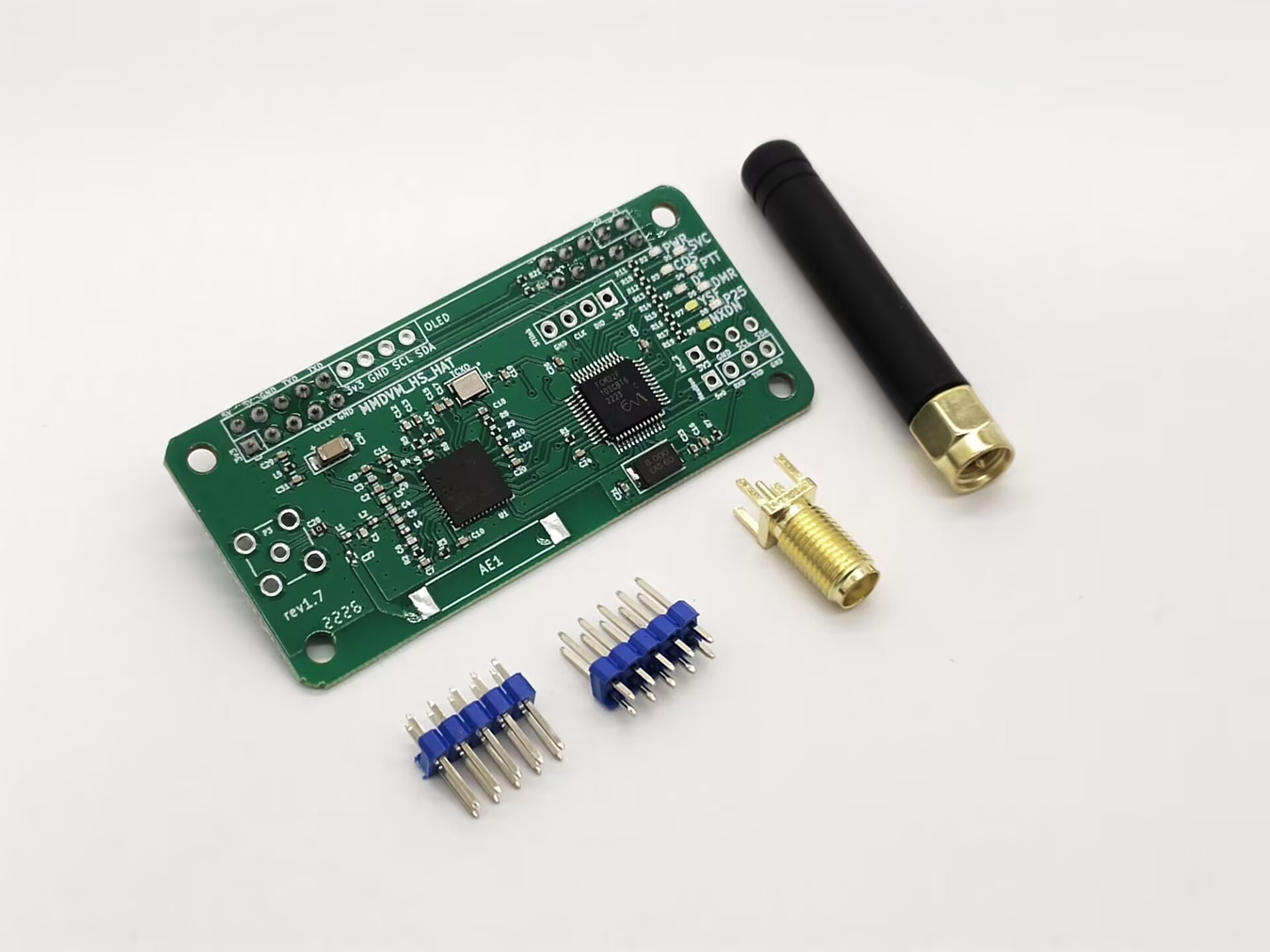 Elecbee MMDVM 热点模块支持 P25 DMR YSF D-Star,支持树莓派 3 型 4B UHF 430-450MHz 32 位 ARM 处理器,配备 SMA 天线扩展板