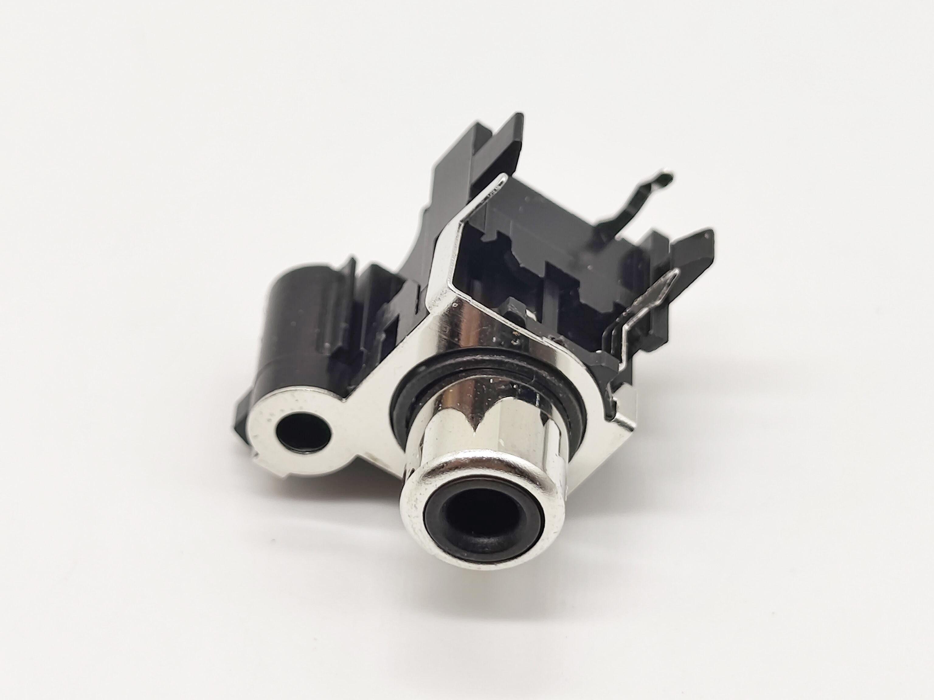 What is the RCA Interface? This section describes the Advantages and Disadvantages of RCA Interfaces.