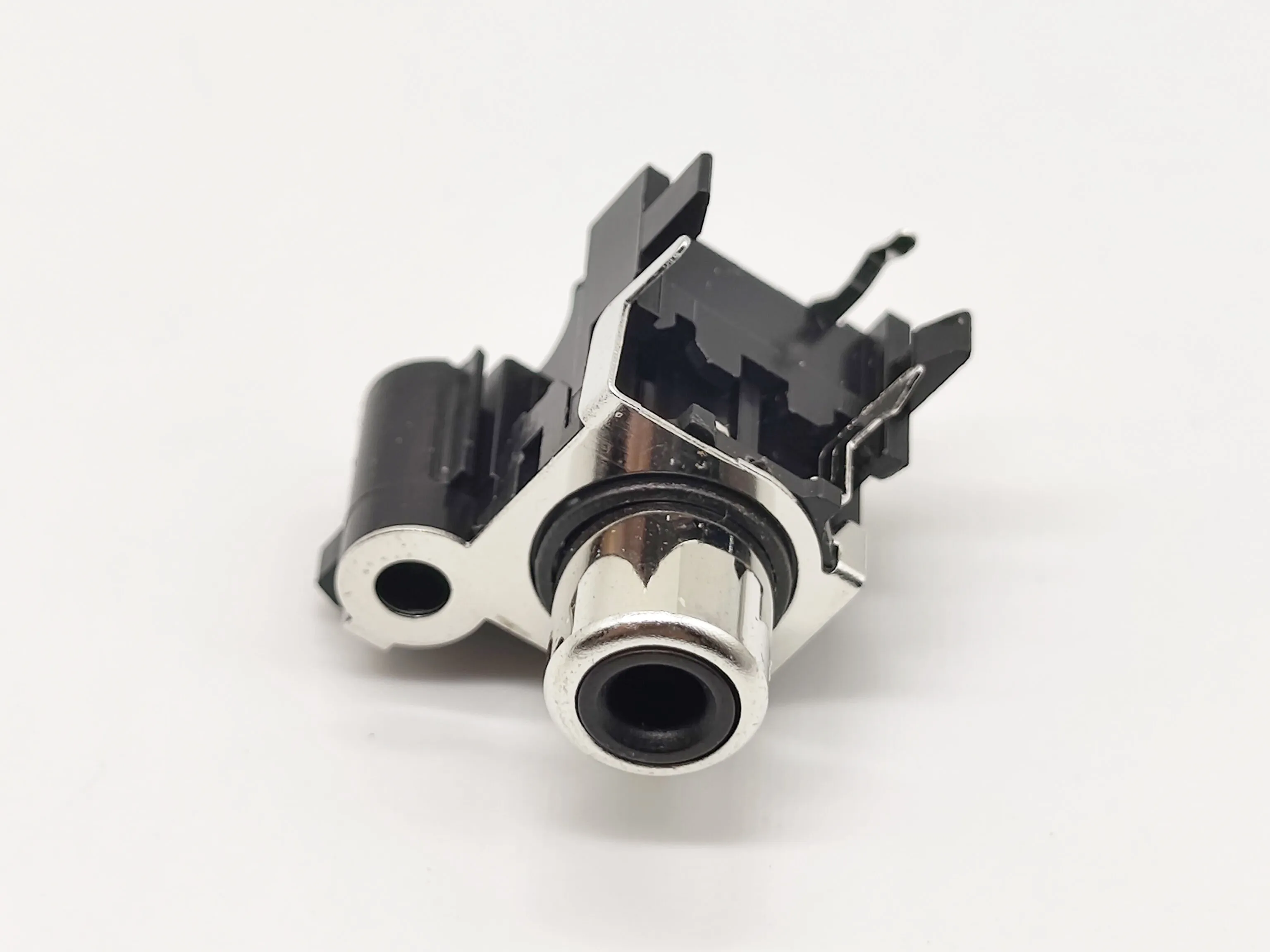 What is the RCA Interface? This section describes the Advantages and Disadvantages of RCA Interfaces.