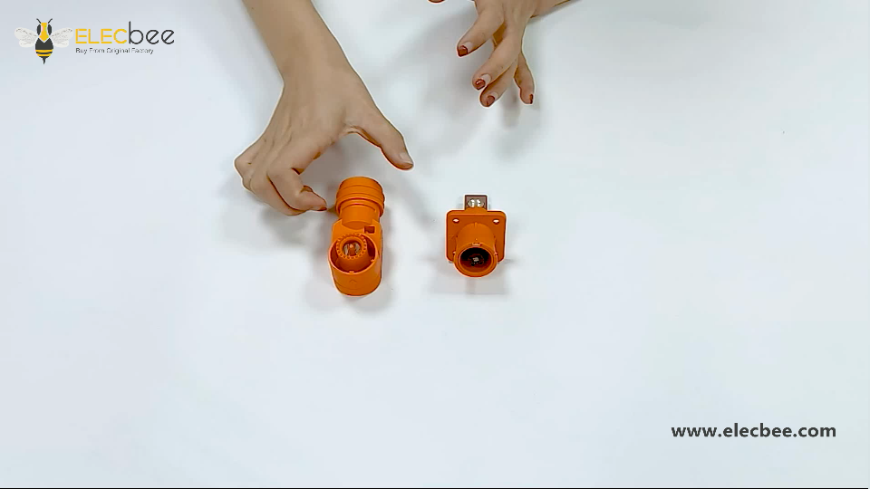 Exibição de instalação laranja em ângulo reto de conectores HV