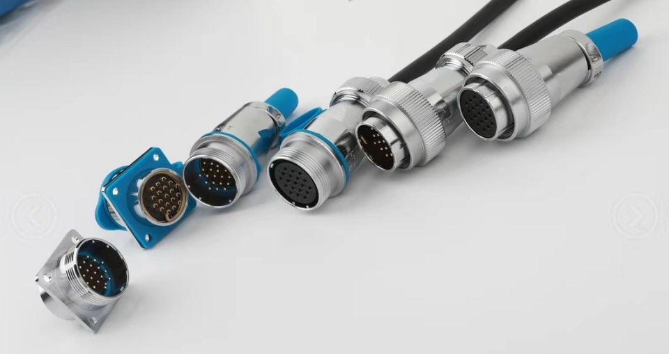 What are the characteristics of the circular connector?