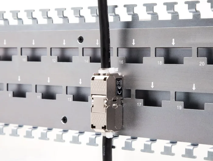 Rail de support de câble pour connecteurs de câble de réseau avec connecteur LSA à 24 ports métalliques